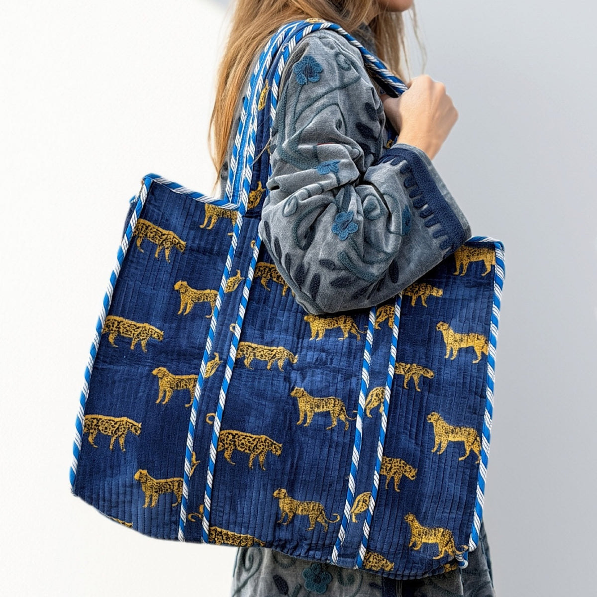 Nuni Copenhagen Agnes-Velvet Bags Blue Leopard